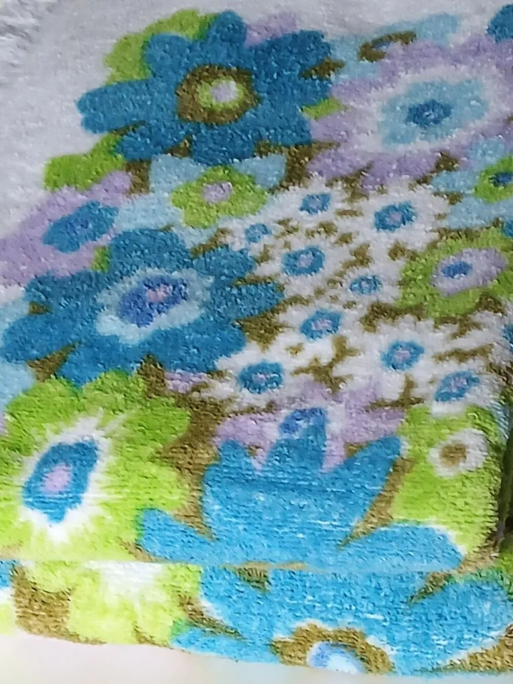 Vintage Mod Floral Springmaid Bath Towels - 1970s Flower Power, Pair